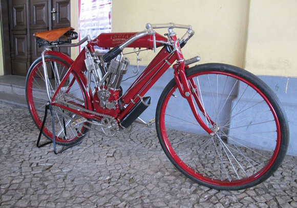 A Indian Twin Board Track Racer parece com uma bicicleta motorizada. 